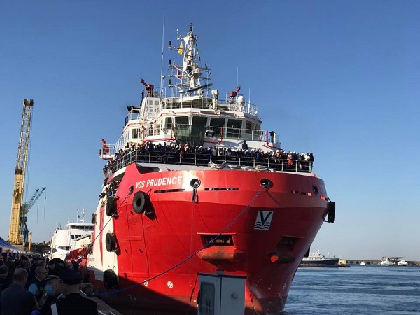 A Napoli la nave con 1500 migranti: 500 restano in Campania, a bordo 2 donne morte