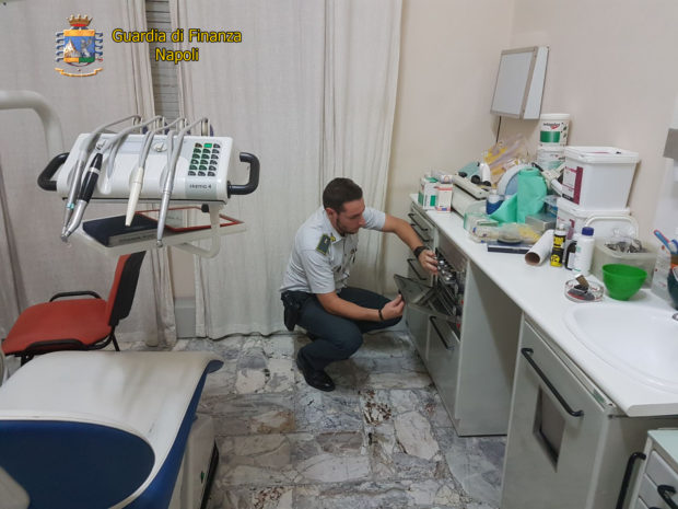 Napoli, sequestrato falso studio dentistico