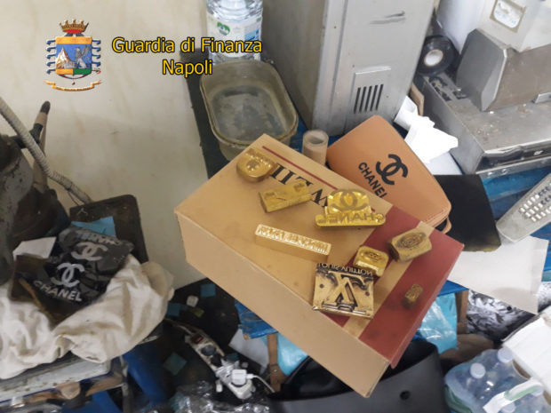 Napoli, Guardia di Finanza sequestra fabbrica abusiva e 1 milione e mezzo di borse false