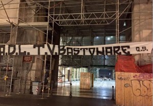 delaurentiis_striscione_piazza_municipio2_ildesk
