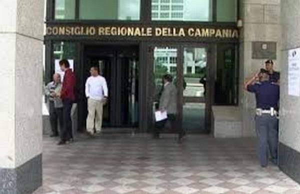 La Campania non taglia i vitalizi agli ex consiglieri: ogni anno 11 mln per la casta