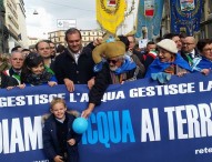 Napoli, in 5.000 al corteo contro legge sulla gestione idrica: “Basta profitti con l’acqua” – Video
