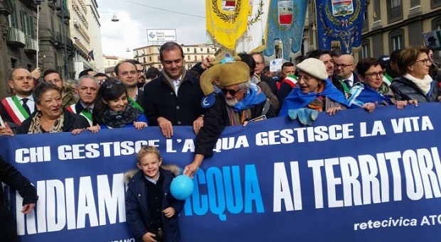 “Giù le mani dall’acqua pubblica”: a Napoli via al corteo contro la legge De Luca-Bonavitacola