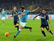 Inter piegata in un match al cardiopalmo, il Napoli vola in vetta