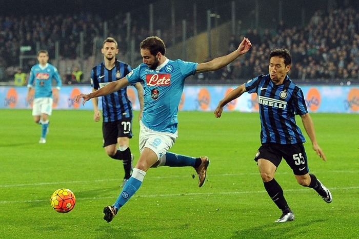 Inter piegata in un match al cardiopalmo, il Napoli vola in vetta