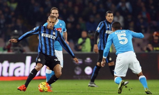 Napoli-Inter 1-0 al 45′: lampo Higuain, nerazzurri in dieci