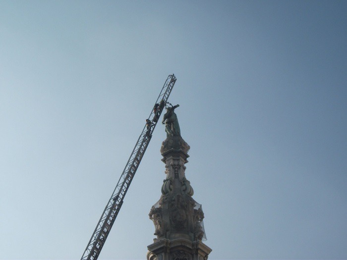 Festa dell’Immacolata, gli sgomberati contestano Sepe: “La Chiesa non accoglie”