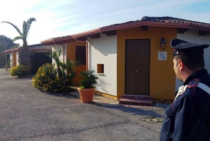 Qualiano, turisti nei bungalow sotto sequestro: denunciato albergatore