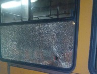 Barra: baby gang assalta autobus a sassate, vetro in frantumi