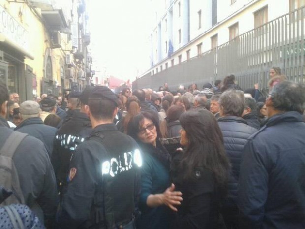 Borse di studio, ressa al centro storico di Napoli: interviene la polizia