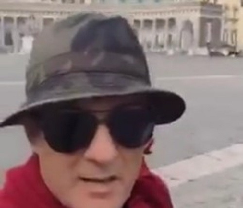 Fiorello si camuffa e va a piazza Plebiscito a cantare Napul’è – video