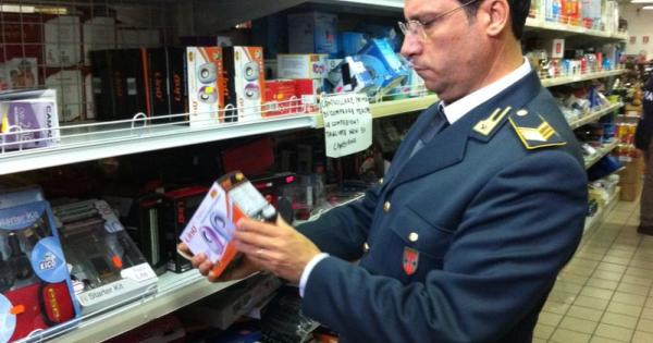 Addobbi natalizi pericolosi sequestrati nel casertano, denunciati cinque cinesi
