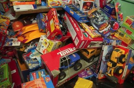 Giocattoli contraffatti, dodicimila pezzi sequestrati alla Duchesca a Napoli
