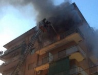 Fiamme e paura a Portici, scoppia incendio in casa al quinto piano