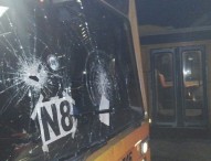 Scampia, violenta sassaiola di babygang contro autobus: tutti i vetri in frantumi