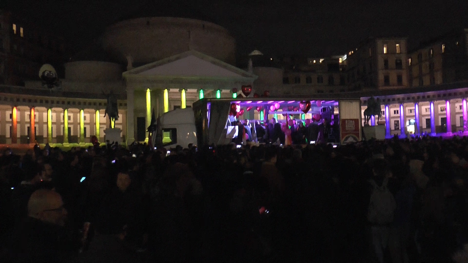 Le luci al Plebiscito “accendono” la polemica. Il sindaco: sono le luci della libertà (video)