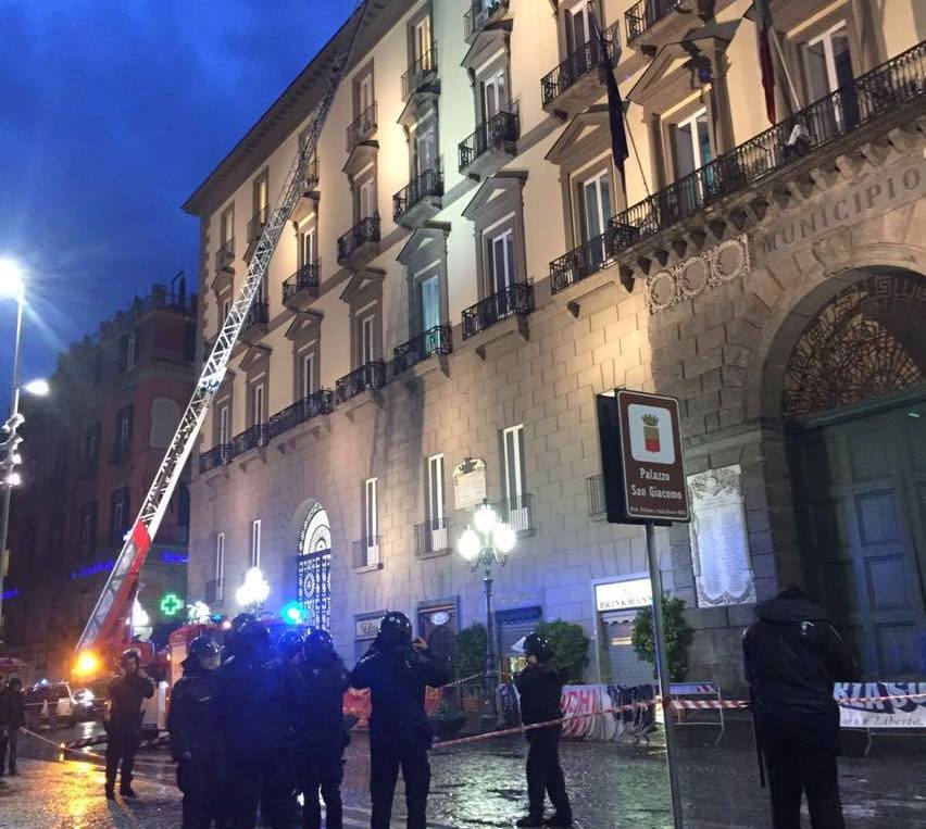 Maltempo, crollo di tegole da Palazzo San Giacomo – Foto