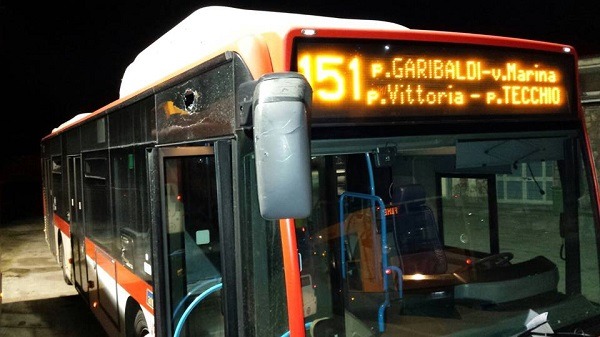 Sassaiola contro un autobus Anm a Porta Nolana, panico fra i passeggeri