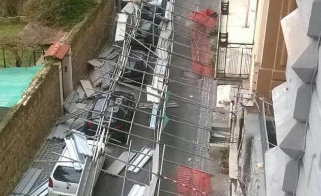 Chiaia, impalcatura cede: distrutte cinque auto, poteva essere una strage