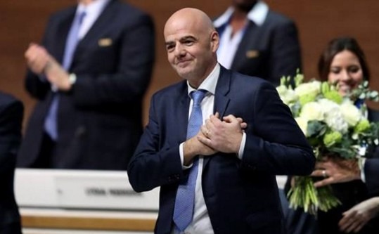 Il nuovo presidente Fifa è l’italo-svizzero Infantino. E Maradona già lo attacca