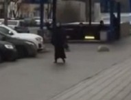 Orrore a Mosca, babysitter decapita bimba e inneggia ad Allah brandendo la testa – Video