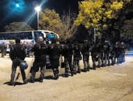 Fuorigrotta, scontri tifosi-forze dell’ordine. Agente ferito da bomba carta, uova su bus del Milan