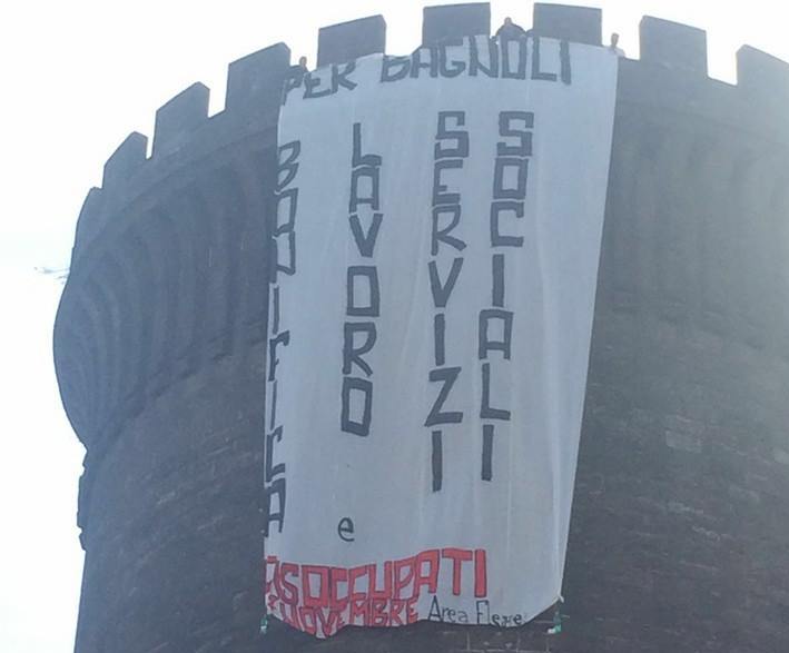 Maschio Angioino occupato e presidio al Municipio, così i comitati per Bagnoli aspettano Renzi
