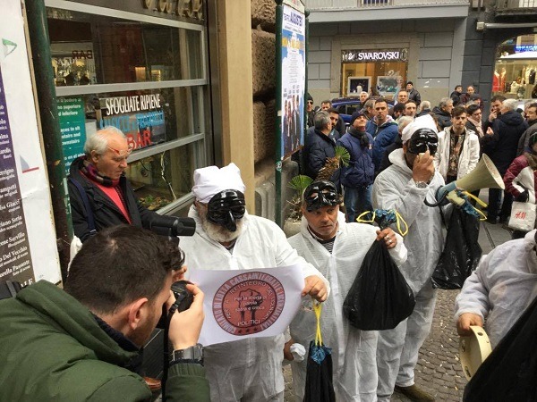 Napoli, Bassolino contestato con sacchi di rifiuti: tensioni fuori all’Augusteo