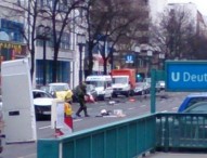Paura attentato a Berlino, esplode auto e muore guidatore. Polizia agli abitanti: “Restare in casa”
