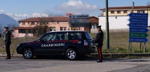 Gesualdo, entra in casa e punta coltello alla gola di giovane mamma per rapina: denunciata