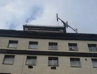 Napoli, 3 antenne telefoniche su palazzo del Comune dove c’è una scuola: lì da 20 anni