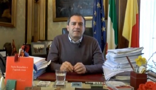 De Magistris a Renzi: “Io eletto, tu premier con manovra di palazzo. Napoli ti respingerà” – Video