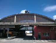 Deposito Ctp Arzano, 3 autisti sul tetto per protesta: “Troppa incertezza sul futuro dell’azienda”