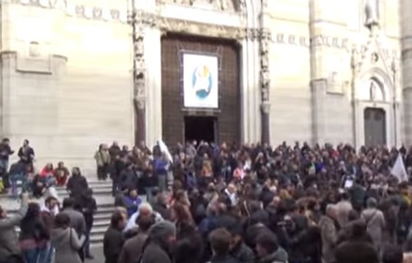 In centinaia manifestano contro il decreto Alfano: “Giù le mani da San Gennaro” – Video