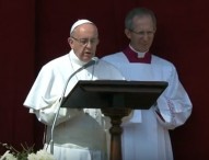 La Pasqua di papa Francesco: “Vicinanza a vittime del terrorismo, non voltare spalle ai migranti”