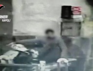 Quartieri Spagnoli, così rubano uno scooter: presi 2 giovani accusati del furto – Video
