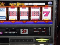 Napoli, slot machine col software truccato: arrestati zio e nipote imprenditori