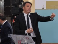 Renzi non molla la poltrona: “Se perdo ballottaggi non mi dimetto”. Ma ammette il fallimento Napoli
