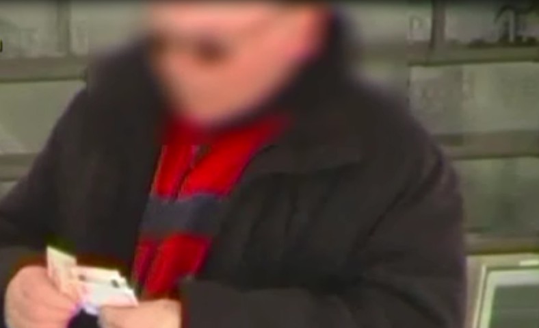 Cava de’ Tirreni: cieco assoluto legge e conta soldi, denunciato 63enne per truffa – Video