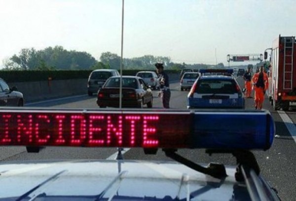 A30, veicolo travolge automobilista in panne: morto carabiniere di Napoli