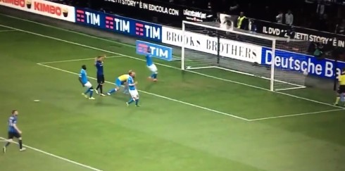 Napoli ko a San Siro, gol in fuorigioco spiana la strada all’Inter: scudetto chimera