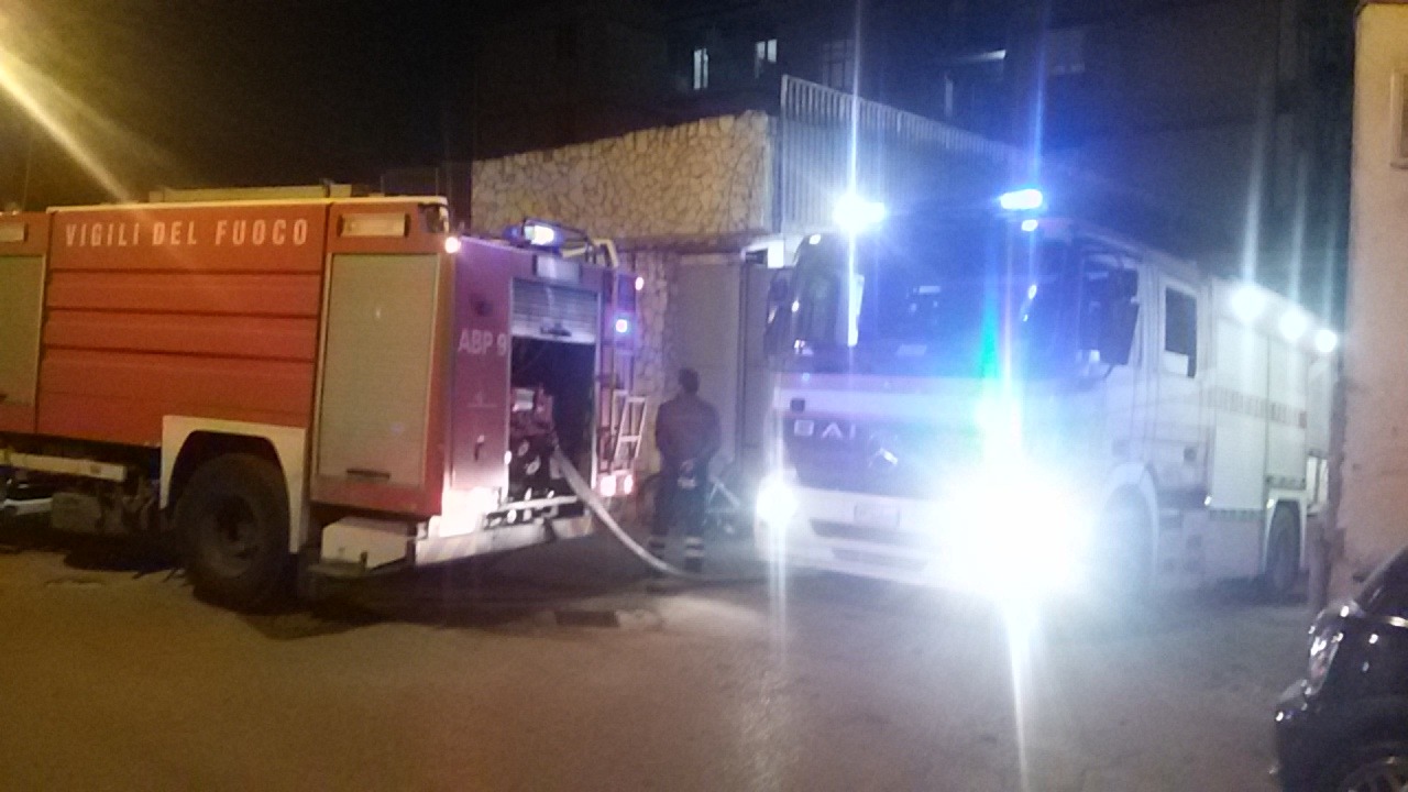 Arzano, incendio distrugge immobile confiscato a clan: stavano per affidarlo a volontari – Video