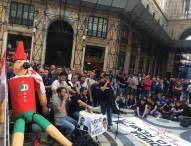 Galleria Umberto, assemblea dopo scontri: “Attivisti caricati, inizia lotta contro governo” – Video