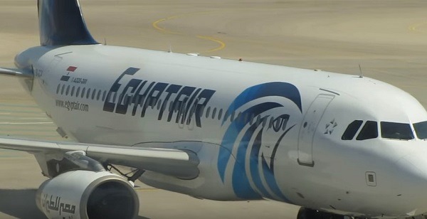 Scompare aereo Egyptair in volo da Parigi al Cairo, a bordo 66 persone: “Precipitato in mare”