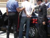 Procida, nel bar minaccia proprietario e clienti e si scaglia contro carabinieri: arrestato 27enne