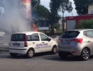 Paura a Fuorigrotta, auto dell’Asl Napoli 1 va a fuoco in pieno traffico