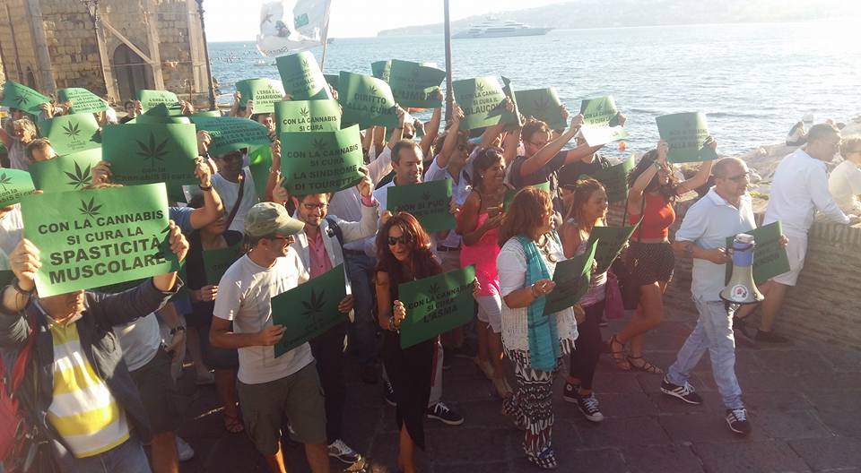 Cannabis terapeutica, flash mob sul lungomare di Napoli: appello a Regione e Comune