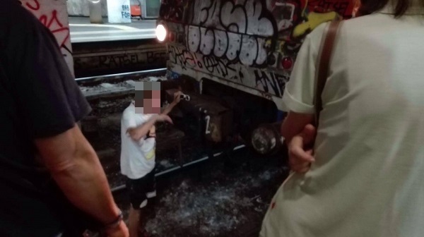 Fuorigrotta, disoccupato tenta suicidio sui binari della Cumana: salvato da urla della gente