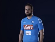 Ecco la nuova maglia del Napoli, Higuain nello spot. Tifosi sui social: “Troppi sponsor” – Video