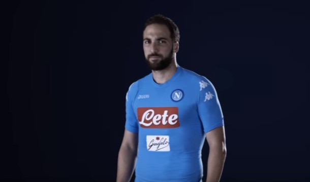 Ecco la nuova maglia del Napoli, Higuain nello spot. Tifosi sui social: “Troppi sponsor” – Video